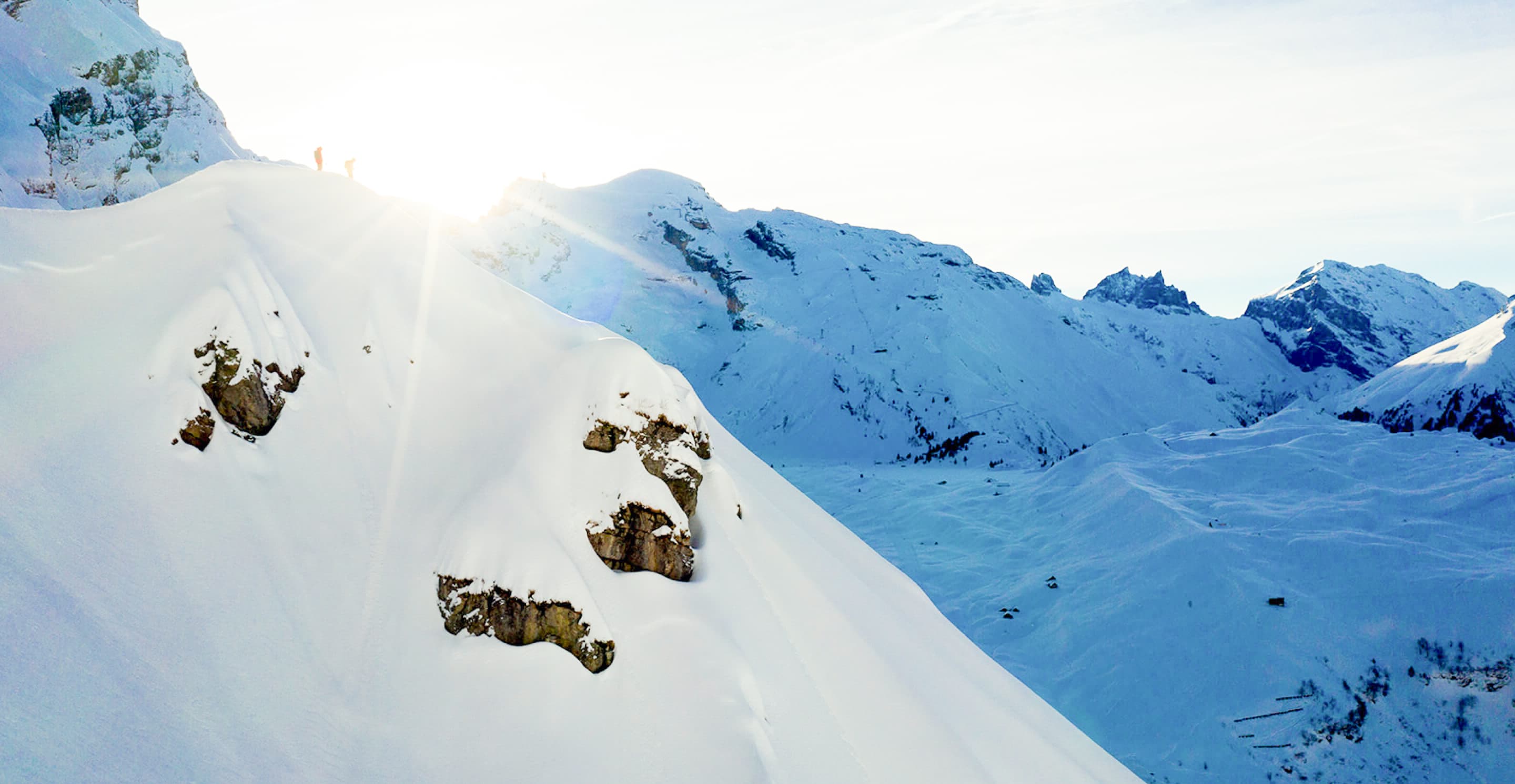 2 friends at the top of a mountain ready to ski